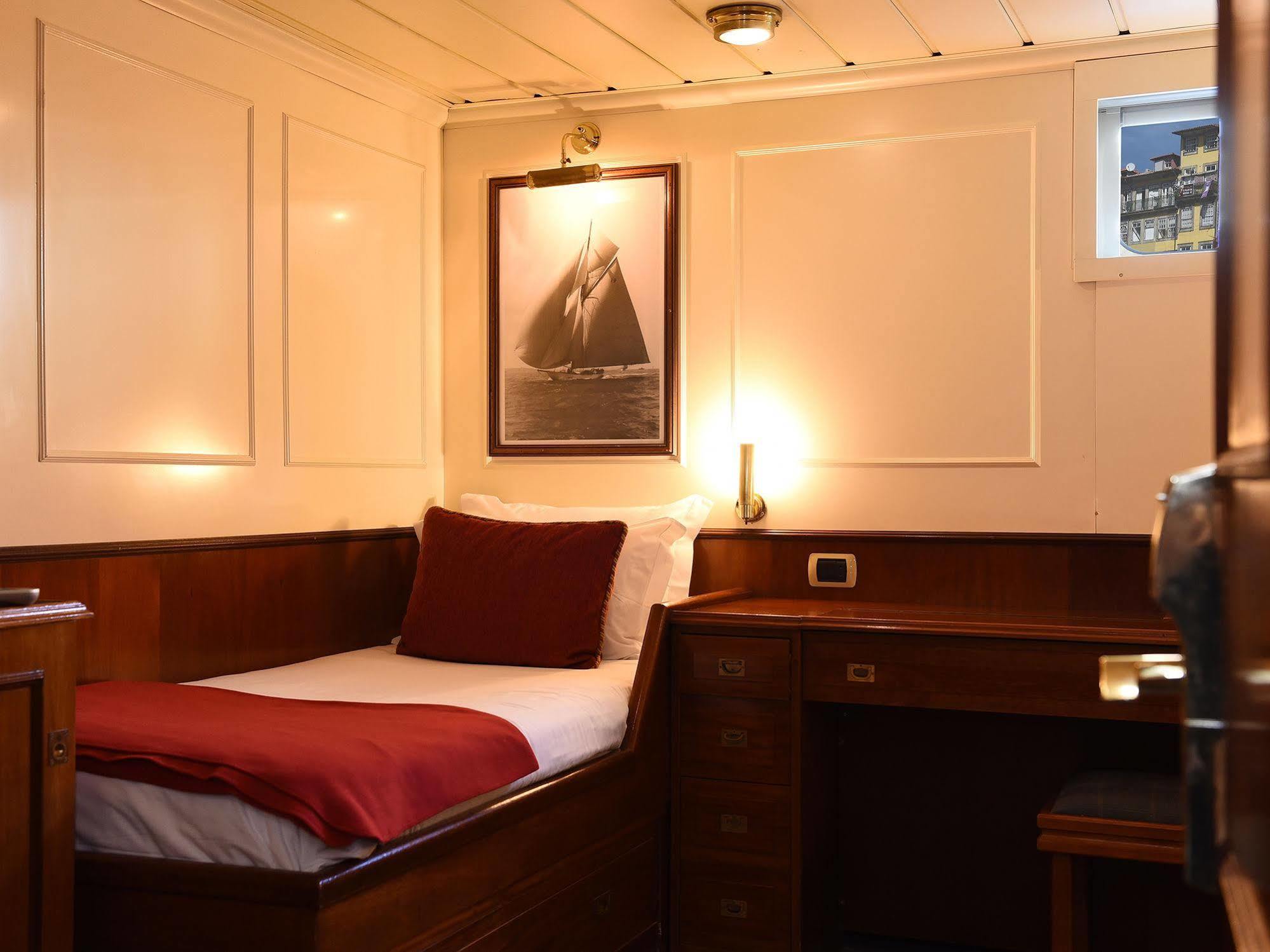Invicta Ribeira Boat Hotel Porto Luaran gambar